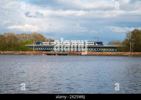 Un treno EMU della Northern Rail per Liverpool visto passare sopra il viadotto a Carr Mill Dam vicino St. Helens. Treno elettrico passeggeri a più unità. Foto Stock