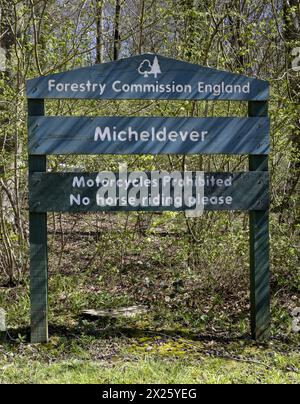 Forestry Commission England Signs at Micheldever Wood, Micheldever, Hampshire, Inghilterra, Regno Unito Foto Stock