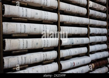 Le pile di libri contenenti documenti pubblici sono ordinatamente organizzate su una libreria che si trova nella biblioteca pubblica. Foto Stock