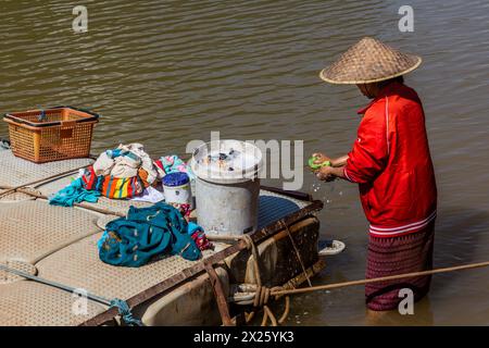 MUANG NGOI NEUA, LAOS - 25 NOVEMBRE 2019: Donna locale che fa il bucato nel fiume Nam Ou nel villaggio di Muang Ngoi Neua, Laos Foto Stock