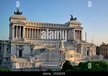 L'Italia, Lzio, Roma, Piazza Venezia, vista dell'edificio Vittoriano al tramonto Foto Stock