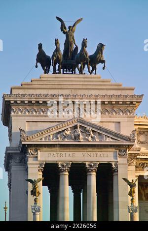 L'Italia, Lzio, Roma, Piazza Venezia, vista dell'edificio Vittoriano al tramonto Foto Stock