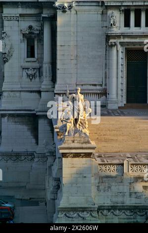 L'Italia, Lzio, Roma, Piazza Venezia, vista dell'edificio Vittoriano al tramonto Foto Stock