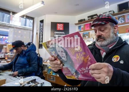 Londra, Regno Unito. 20 aprile 2024. I clienti possono sfogliare i suoni dell'universo a Soho nel giorno del record Store, dove negozi di dischi indipendenti di tutto il mondo celebrano la musica, incluse le uscite speciali in vinile realizzate esclusivamente per la giornata. Secondo l'Entertainment Retailer Association (ERA), il fatturato del vinile è stato di oltre 170 milioni di sterline l'anno scorso, il 16° anno consecutivo per la crescita del formato. Tuttavia, nel Regno Unito lo streaming è la scelta più popolare per il consumo di musica e la maggior parte dei consumatori non possiede più la musica che riproduce. Crediti: Stephen Chung / Alamy Live News Foto Stock