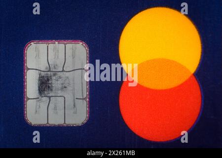 Budapest, Ungheria - 12 aprile 2023: Carta di credito Revolut senza contatto in plastica con dettagli ravvicinati del logo Mastercard e del chip Foto Stock