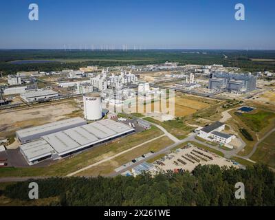 Luftbild Chemiewerk Schwarzheide. Die BASF Schwarzheide GmbH ist ein 100-prozentiges Tochterunternehmen der BASF se. Schwarzheide Brandenburg Deutschland *** Vista aerea dello stabilimento chimico di Schwarzheide BASF Schwarzheide GmbH è una controllata al 100 % di BASF se Schwarzheide Brandenburg Germany Schwarzheide23 00105 Foto Stock