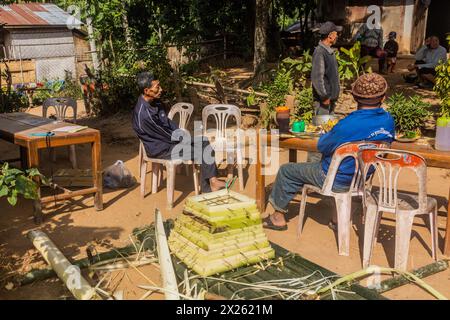 DONKHOUN, LAOS - 27 NOVEMBRE 2019: Abitanti del villaggio che preparano una nave galleggiante per placare gli spiriti nel villaggio di Donkhoun (Done Khoun) vicino a Nong Khiaw, Laos Foto Stock