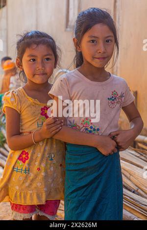 DONKHOUN, LAOS - 27 NOVEMBRE 2019: Bambini nel villaggio di Donkhoun (Done Khoun) vicino a Nong Khiaw, Laos Foto Stock