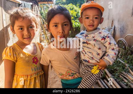 DONKHOUN, LAOS - 27 NOVEMBRE 2019: Bambini nel villaggio di Donkhoun (Done Khoun) vicino a Nong Khiaw, Laos Foto Stock