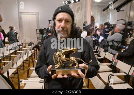 20 aprile 2024, Italia, Venedig: L'artista Archie Moore si erge in sala da ballo con il suo Leone d'Oro alla cerimonia di premiazione del Leone durante la Biennale d'Arte. Il Leone d'Oro per il miglior contributo nazionale alla Biennale Arte 2024 sarà assegnato al Padiglione Australiano dalla giuria della 60a Biennale d'Arte. La Biennale Arte aprirà il 20.04.2024 e proseguirà fino al 24.11.2024. Foto: Felix Hörhager/dpa Foto Stock