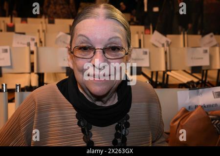 20 aprile 2024, Italia, Venedig: Il fotografo e pittore Nil Yalter siede nella sala da ballo dopo la cerimonia di premiazione del leone come parte della Biennale d'Arte. La Biennale Arte apre il 20.04.2024 e prosegue fino al 24.11.2024. Foto: Felix Hörhager/dpa Foto Stock