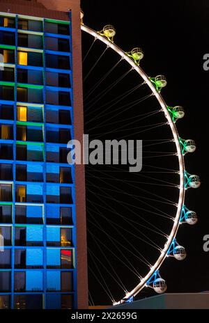 Las Vegas, Nevada. Gondole di notte sulla High Roller, la ruota panoramica più alta del mondo a partire dal 2015. Il Linq Hotel è in primo piano a sinistra. Foto Stock