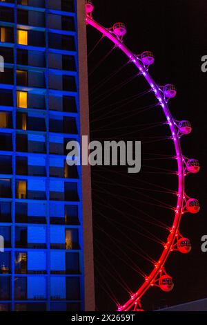 Las Vegas, Nevada. Gondole di notte sulla High Roller, la ruota panoramica più alta del mondo a partire dal 2015. Il Linq Hotel è in primo piano a sinistra. Foto Stock