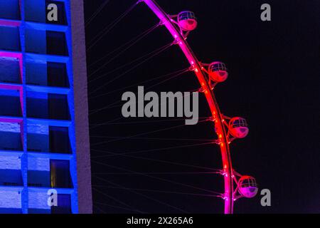 Las Vegas, Nevada. Gondole di notte sulla High Roller, la ruota panoramica più alta del mondo a partire dal 2015. Il Linq Hotel è in primo piano a sinistra. Foto Stock