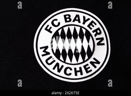 In questa immagine, il logo del FC Bayern Monaco è stato mostrato su un abbigliamento sportivo. Foto Stock