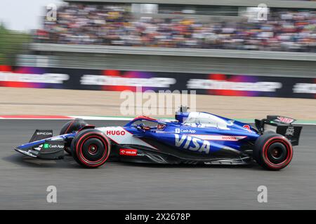 Shanghai, Cina. 20 aprile 2024. Il pilota australiano Daniel Ricciardo di RB gareggia durante la sessione di qualificazione del Gran Premio di Formula 1 cinese al Shanghai International Circuit di Shanghai, Cina, il 20 aprile 2024. Crediti: Wang Xiang/Xinhua/Alamy Live News Foto Stock