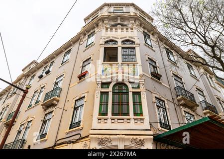 Vista frontale dell'edificio "A Tentadora" su Rua Saraiva de Carvalho, Lisboa, Portogallo. Foto Stock