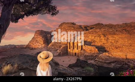 Wadi Musa, Giordania; 21 aprile 2024 - Una donna dai capelli biondi guarda il monastero di Petra in Giordania durante il tramonto Foto Stock