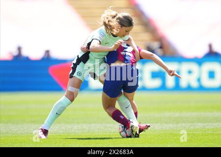 Barcellona, Spagna. 20 aprile 2024. Melanie Leupolz del Chelsea e della Germania e Bruna Vilamala del Barcellona durante la UEFA Women's Champions League, semifinale, andata andata, tra FC Barcelona e Chelsea FC giocata allo stadio Luis Company il 20 aprile 2024 a Barcellona, in Spagna. (Foto di Bagu Blanco/PRESSINPHOTO) credito: PRESSINPHOTO SPORTS AGENCY/Alamy Live News Foto Stock