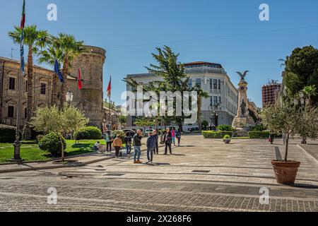 Piazza Rossetti con la Torre Bassano e il monumento dedicato al poeta Rossetti. Vasto, provincia di Chieti, Abruzzo, Italia, Europa Foto Stock