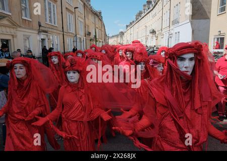 DATA RECORD NON DICHIARATA Funeral for Nature Processions in Bath in una potente dimostrazione di solidarietà per l'ambiente, città di tutto il mondo, tra cui Bath, Regno Unito, Boston, Sydney, Goteborg e Lisbona ospitano processioni funebri per la natura. La più grande assemblea di Red Rebels, oltre 400 persone vestite con abiti rossi distintivi, si riuniscono a Bath. La processione culmina in un finale drammatico di fronte all'abbazia. Organizzato con il titolo Code Red for Nature, l'evento mira a sensibilizzare sulla crisi della biodiversità e ispirare un'azione collettiva urgente. Entra a far parte dell'attivista naturalistico Chris Packham Foto Stock