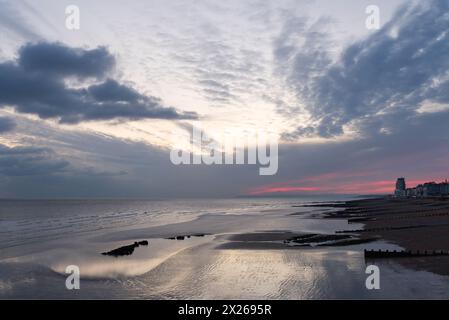 St Leonards on Sea Beach al tramonto, East Sussex, Regno Unito Foto Stock