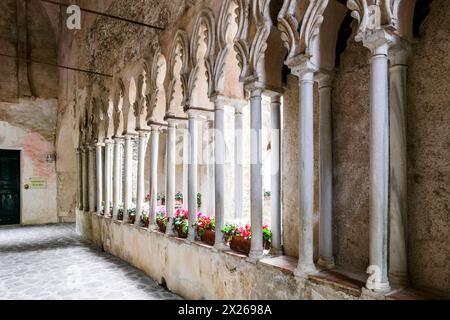 Ravello, Campania, Italia - 4 maggio 2011: Chiostro moresco a Villa Rufolo a Ravello sulla Costiera Amalfitana Foto Stock