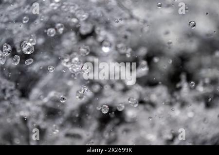 Schweinfurt, Germania. 20 aprile 2024. Gocce d'acqua spruzzate mentre una barca attraversa il Main. I vigili del fuoco della città e del distretto di Schweinfurt e le unità di soccorso idrico sul Main si stanno esercitando per una situazione di disastro. Si presume una fuoriuscita di olio dall'acqua corrente. Crediti: Pia Bayer/dpa/Alamy Live News Foto Stock