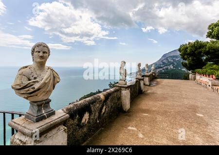 Ravello, Campania, Italia - 4 maggio 2011: Terrazza dell'Infinito, giardini di Villa Cimbrone, cima della scogliera Ravello, Costiera Amalfitana, patrimonio dell'umanità dell'UNESCO, Foto Stock