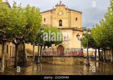 La piazza centrale (Plaza Mayor) della città nel centro storico e la chiesa Ermita de Nuestra Señora Virgen. Elciego, provincia di Álava, Spagna. Foto Stock