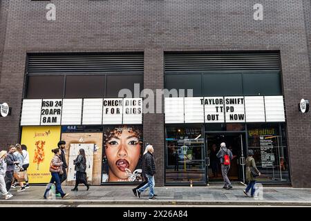 20 aprile 2024, Liverpool, Regno Unito: Rough Trade Records a Liverpool UK in occasione del record Store Day 2024 pubblicizzare il nuovo album di Taylor Swiftâ€ Poetâ™S Society (TTPD) - record Store Day è la celebrazione annuale della cultura del negozio di dischi indipendenti che si svolge sabato (20 aprile), si prevede di offrire un Â incremento di 9,7 milioni di sterline per i negozi di dischi indipendenti (Credit Image: © Andy Von Pip/ZUMA Press Wire) SOLO PER L'UTILIZZO EDITORIALE! Non per USO commerciale! Foto Stock