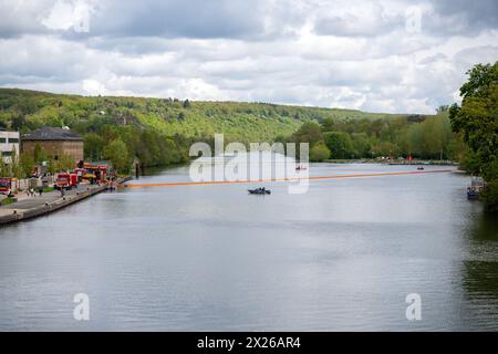 Schweinfurt, Germania. 20 aprile 2024. Una barriera petrolifera attraversa il Main al Mainlände di Schweinfurt. I vigili del fuoco della città e del distretto di Schweinfurt, così come le unità di soccorso idrico sul Main, stanno esercitando in caso di disastro. Si presume una fuoriuscita di olio dall'acqua corrente. Crediti: Pia Bayer/dpa/Alamy Live News Foto Stock