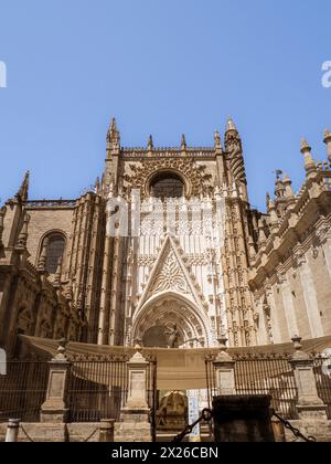 Porta della cattedrale di Siviglia e statue di santi. La porta dell'assunzione della Cattedrale di Siviglia ( Foto Stock