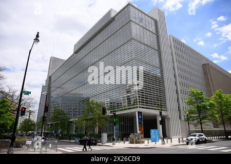 Washington, Stati Uniti. 18 aprile 2024. L'edificio principale (sede) della Banca Mondiale a Washington. Alla riunione di primavera di quest'anno del Fondo monetario Internazionale (FMI) e della Banca Mondiale a Washington (USA), rappresentanti internazionali della politica e delle imprese stanno discutendo, tra l'altro, dello sviluppo dell'economia globale, dell'inflazione e dei piani di riforma presso la Banca Mondiale. Crediti: Bernd von Jutrczenka/dpa/Alamy Live News Foto Stock