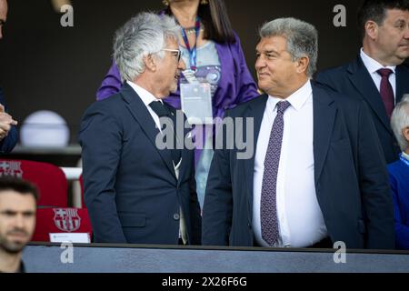 Barcellona, Spagna. 20 aprile 2024. il presidente del FC Barcelona Joan Laporta e Xavier Puig (calcio femminile del FC Barcelona) sorride durante una semifinale di andata e ritorno della UEFA Champions League femminile tra FC Barcelona e Chelsea Women all'Estadi Olímpic Lluis Companys, a Barcellona, Spagna, il 20 aprile 2024. Foto di Felipe Mondino/Sipa USA credito: SIPA USA/Alamy Live News Foto Stock