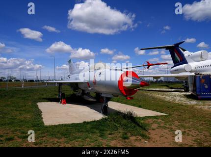 Un MIG 21 Mikoyan-Gurevich, caccia supersonico e intercettore in mostra al Repülőmúzeum, Aeropark, Aeroporto Internazionale di Budapest, Ungheria Foto Stock