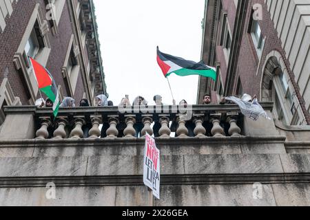 New York, Stati Uniti. 19 aprile 2024. Gli studenti universitari continuano la protesta pro-palestinese alla Columbia University di New York il 19 aprile 2024 come parte della "marcia per la cessione" dopo che più di 100 manifestanti sono stati arrestati e le tende sul prato nel centro del campus sono state rimosse. Alcuni studenti continuano ancora a frequentare l'accampamento all'interno del campus, che è stato chiuso per tutti, tra cui la stampa, ma gli studenti attuali e i membri della facoltà. (Foto di Lev Radin/Sipa USA) credito: SIPA USA/Alamy Live News Foto Stock