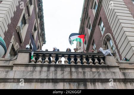 New York, Stati Uniti. 19 aprile 2024. Gli studenti universitari continuano la protesta pro-palestinese alla Columbia University di New York il 19 aprile 2024 come parte della "marcia per la cessione" dopo che più di 100 manifestanti sono stati arrestati e le tende sul prato nel centro del campus sono state rimosse. Alcuni studenti continuano ancora a frequentare l'accampamento all'interno del campus, che è stato chiuso per tutti, tra cui la stampa, ma gli studenti attuali e i membri della facoltà. (Foto di Lev Radin/Sipa USA) credito: SIPA USA/Alamy Live News Foto Stock