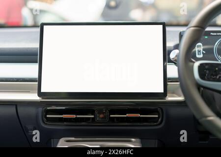 Sperimenta il futuro della tecnologia automobilistica con il nostro display digitale mockup bianco che adorna l'elegante cruscotto di un'auto moderna Foto Stock