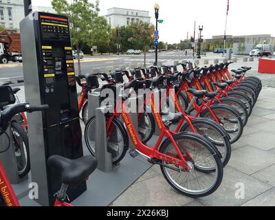 Washington, Stati Uniti d'America. Pubblico di noleggio biciclette stazione a pagamento e biciclette ("Capital Bikeshare'). Foto Stock