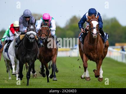 Newbury Races, Regno Unito. 20 aprile 2024. Economics e Tom Marquand vincono il Dubai Duty Free Tennis Championships "Confined" Maiden Stakes per l'allenatore William Haggas e la proprietaria Isa Salman al Khalifa. Crediti JTW equine Images / Alamy Live News Foto Stock