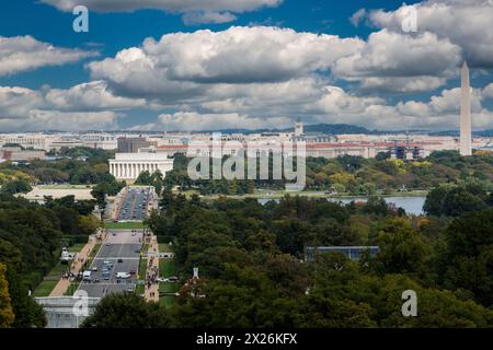 Arlington Memorial Bridge con Lincoln Memorial e Washington DC sullo sfondo. Vecchio ufficio postale a destra del centro; Washington Monument all'estrema destra. Foto Stock