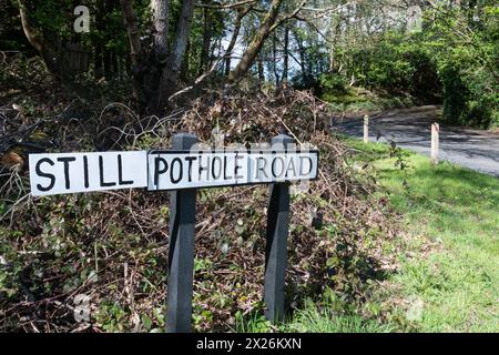 Cartello stradale con il nome della strada sostituito dalle parole Still Pothole Road probabilmente da un autista locale frustrato dal fatto che le buche non sono state riparate, Regno Unito Foto Stock