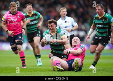 George Furbank dei Northampton Saints viene placcato da Dan Cole dei Leicester Tigers durante la partita della Gallagher Premiership al cinch Stadium di Franklin's Gardens, Northampton. Data foto: Sabato 20 aprile 2024. Foto Stock