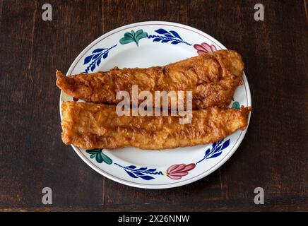 Lekkerbek sul piatto, filetto di pesce fritto in profondità e tipico cibo di strada olandese Foto Stock