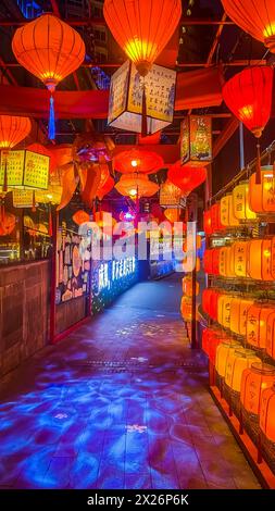 Vista notturna del Molo della porta Est di Chengdu Jinjiang Foto Stock