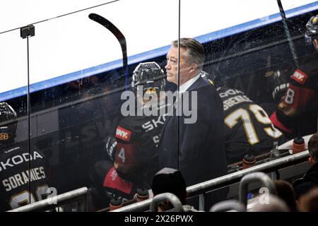 20 aprile 2024, Baviera, Augusta: Hockey su ghiaccio: Partita internazionale, Germania - Slovacchia allo stadio Curt-Frenzel. Il coach tedesco Harold Kreis segue la partita. Foto: Matthias Balk/dpa Foto Stock