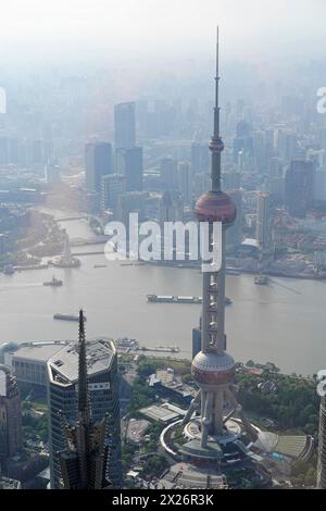 Vista dalla Torre di Shanghai alta 632 metri, soprannominata The Twist, Shanghai, la Repubblica Popolare Cinese, vista su una torre e sui dintorni Foto Stock