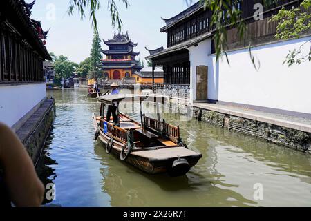 Escursione al villaggio acquatico di Zhujiajiao, Shanghai, Cina, Asia, barca di legno sul canale con vedute dell'architettura storica Foto Stock