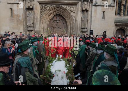 DATA RECORD NON DICHIARATA Funeral for Nature Processions in Bath in una potente dimostrazione di solidarietà per l'ambiente, città di tutto il mondo, tra cui Bath, Regno Unito, Boston, Sydney, Goteborg e Lisbona ospitano processioni funebri per la natura. La più grande assemblea di Red Rebels, oltre 400 persone vestite con abiti rossi distintivi, si riuniscono a Bath. La processione culmina in un finale drammatico di fronte all'abbazia. Organizzato con il titolo Code Red for Nature, l'evento mira a sensibilizzare sulla crisi della biodiversità e ispirare un'azione collettiva urgente. Entra a far parte dell'attivista naturalistico Chris Packham Foto Stock